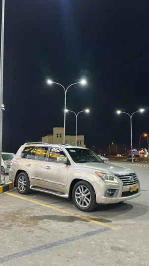 لكزس الدفع الرباعي ال اكس 570 للبيع
