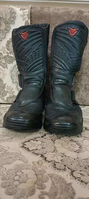 حذاء دراجة نارية سيفتي إيطالي ماركة VENDRAMINI من افخم الصناعات الإيطالية بحال الوكالة للبيع.