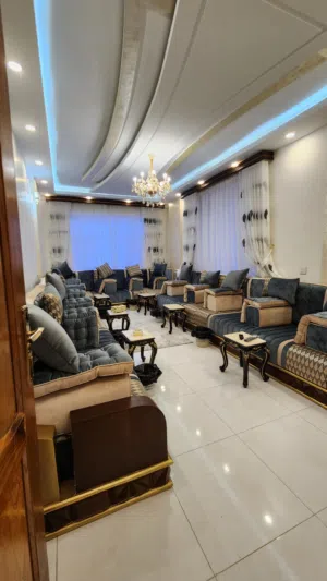 شقق مفروشة للايجار فاخرة جدآ اثاث ملكي جديد واول ساكن معا المصعد والمواقف في حي راقي جدآ شارع زفلت.