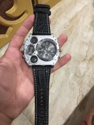 ساعه كلاسيك ماركه OULM يوجد خدمه توصيل لجميع محافظات المملكه