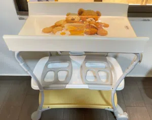 طاولة تغيير حفاضات و استحمام للأطفال