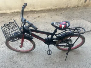 بسكلبت اطفال لون احمر و اسود مستعمل