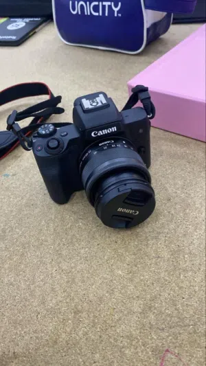 للبيع كاميرا Canon EOS M100 – استعمال نظيف