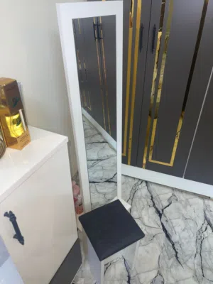 ميز مرايه وستاند مرايه وطابوريه جديدات مامستعملات للشبابيه وبناتيه تصير