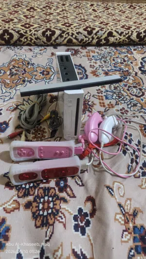 جهاز وي wii نظيف وياه يدات 2 كامل غراضه و متروس العاب