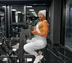 مدرب لياقه بدنيه كمال اجسام
