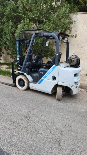 رافعه شوكيه للبيع حموله 2 طن ونص مرخصه ومجامركه مع تنازل في حاله الشركه تعمل الغاز وعلى البنزين