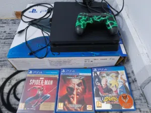 بلي 4 slim نظيف و استعمال قليل جداََ و ما بيه اي مشاكل