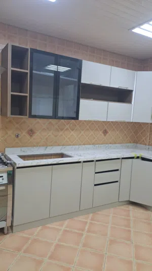 فني وصيانة مطابخ المنيوم فك وتركيب ونقل جميع انواع المطابخ وتبديل مفصلات وماسكات وتبديل رخام وسيلكوا