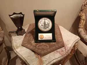 درع تذكاري نادر ومطلي بماء الذهب مقتنيات وزارة الإعلام السعودية. أنتيك