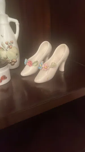 أنتيك علي شكل حذاء من البورسلين