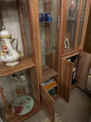 ڤاترينات اثنين  ايمن وايسر ينفتحون من الجهتين خشب وجام ورفوف ودواليب من تحت شغلهم مرتب وغريب