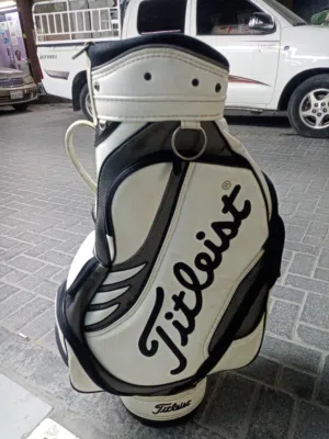 حقيبة جولف من ماركة Titleist الشهيرة.  العلامة التجارية: Titleist المعروفة بجودة معدات الجولف.