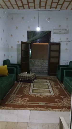 شقة للبيع الدور الأول كائنة بشارع المسيرة الكبرى تتكون من غرفتين وصالة وممر ومطبخ وحمام وبلكونة