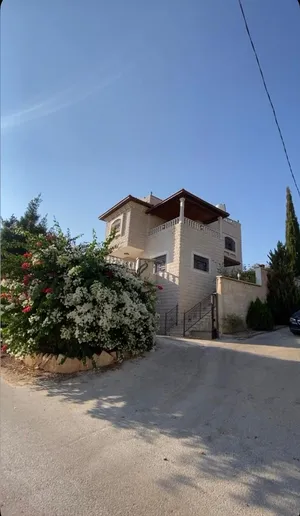 3 Bedrooms . 3 Bathrooms . 240 m20