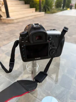 للبيع كاميرا Canon EOS 5D Mark IV