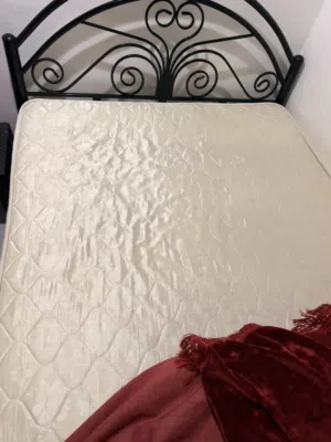 للبيع سرير حديد مع مرتبة بحالة جيده
