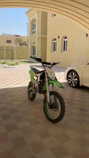 للبيع كروز تيواني نظيف جداااا ومايشتكي من شي بس في مشكله بسيطة الصنقل طايح بس والدراجه تشتغل