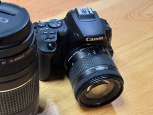 كاميرا كانون 250D احترافي عدسة 18-55mm STM + عدسة زوم 70-300mm استعمال بسيط جداً شتر 4k