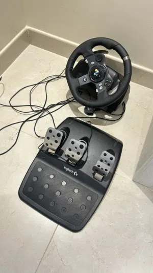 ستيرينج Logitech مع دعسات
