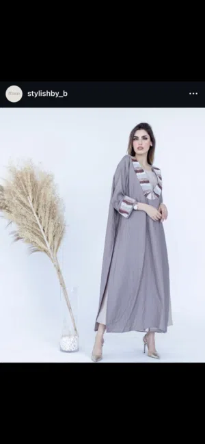 تصميم مميز وراقي جدا من حساب / stylishby_b مميز بشك خرز على الصدر والأكمام