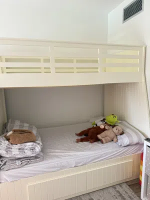 تخت طابقين مع درج