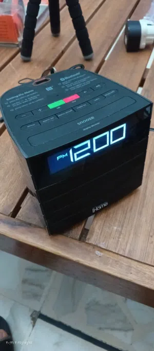 2 ساعة منبه عدد 2  واحد بلوتوث والثاني مضيئ عادي  منبه بلوتوث IHome و ساعة مع منبه مع راديو مع اضاءة