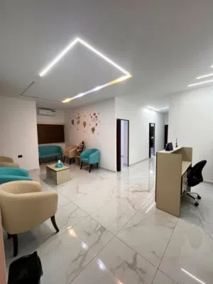 عيادة مجهزة بالكامل موقع مميز في الزرقاء الجديدة / دوار البتراوي موقع حيوي جداً