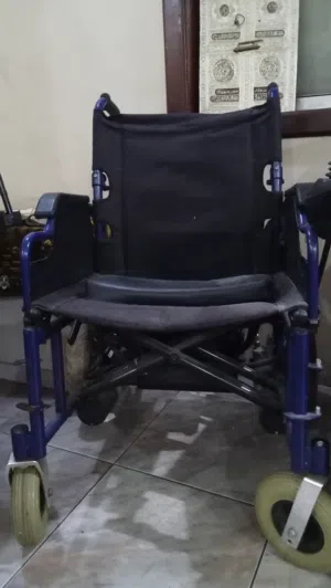 كرسي كهربائي متحرك
