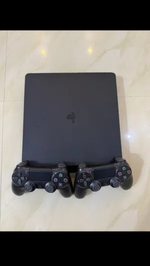 للبيع بلايستيشن 4 مع جهازين و العاب و جميع الملحقات