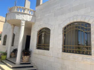 بيت مستقل للبيع قرب طريق المطار ضاحيه الامير علي موقع قريب من جميع الخدمات وموقع مميز وحيوي جدا