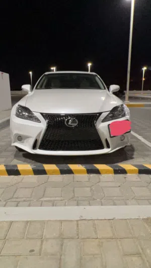 لكزس اي اس