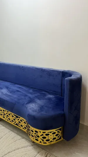 طقم كراسي ( زاويه واحدة ) مع طاولة صغيرة  مع ستناد متنقل للتلفزيون لم يتم استعماله