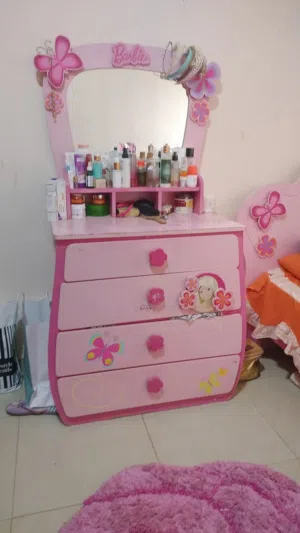 غرفة بنات بحالة جيدة