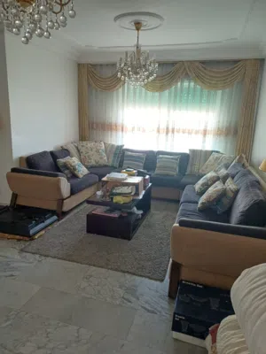 عفش غرفة معيشة و طاولة سفرة مع فِضيّة و طاولة مطبخ و ثلاجة كلها للبيع معًا بسعر مغري جدًا