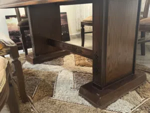 طاولة مستعمله مع سبع كراسي خشب