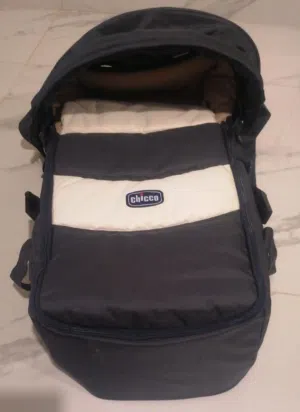 كوت بيبي (Chicco) + مقعد أطفال (كار سيت- Mother care)  بحالة ممتازة للبيع