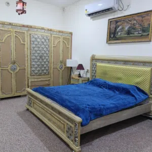 غرفة نوم ملكية وبتصميم كلاسك مختلف بحالة ممتازة خمس قطع .