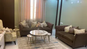 طقم انتريه  بحاله ممتازه من البغلي سعره الاصلي 500 دينار وطاوله طعام 6 كراسي من هوم سنتر للبيع