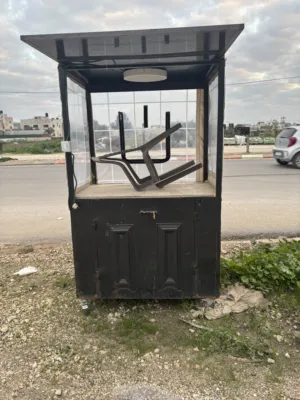 بسطة حديد مرتبة ومسكرة من 3 جهات طول 120 عرض 80 معها عدة غاز 3 عيون وسخان كهرباء كهرباء وبريق 10 لتر