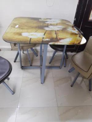طاولة طعام زجاج سيكوريت مع أربع كراسي جلد