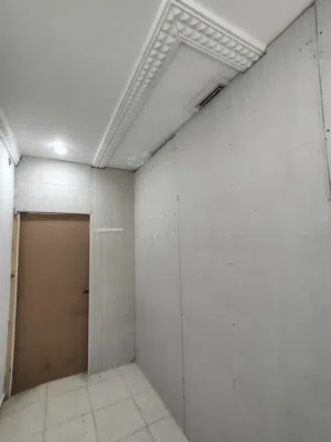 single partition room available