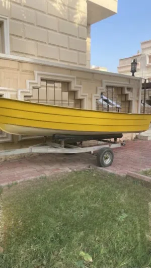 قارب مستعمل بحالة جيدة مع مواصفات تقنية عالية للبيع