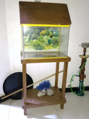 حوض سمك مع ميز
