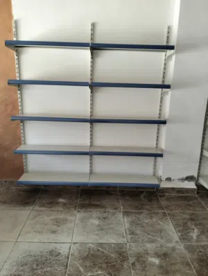 رفوف حائط وسلال شبس وكاش وطاولة كاش