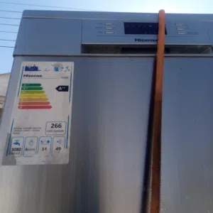 ￼  هذه غسالة صحون من نوع هايسنس، موديل H1405.