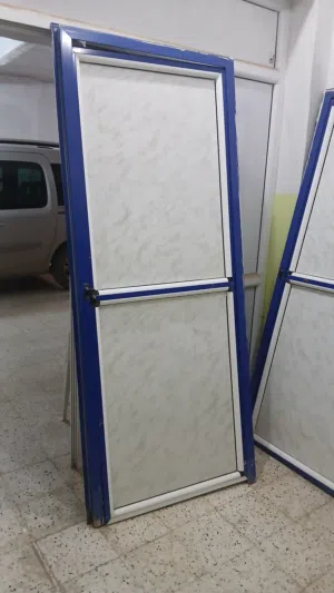 ابواب المينيوم للبيع باب بمقاس:203 ×82 والباب الثاني بنقاس 197×78 197 ×78