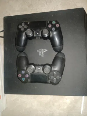 بلايستيشن 4برو  نظيفة استعمال بسيط وإلي له خاطر يتواصل معي وفالة طيب.