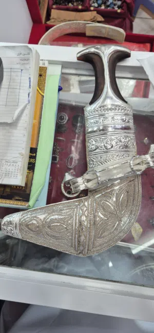 صيانه شامله للخناجر العمانيه والسيوف القديمه تنظيفا و تصليحا