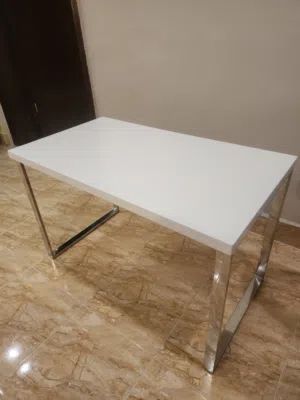 طاولة جانبية